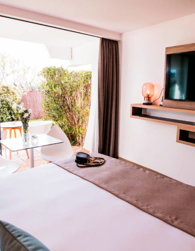 Chambre classique avec télévision, lit double et jardin privé, hôtel de charme bord de mer, Hôtel La Plage.