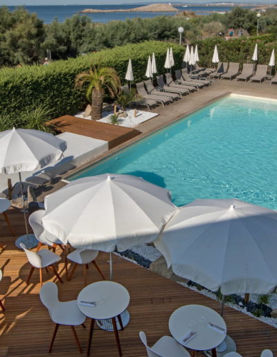 Hôtel avec piscine et terrasse au bord de la mer méditerranée, hôtel la grande motte bord de mer, Hôtel La Plage.