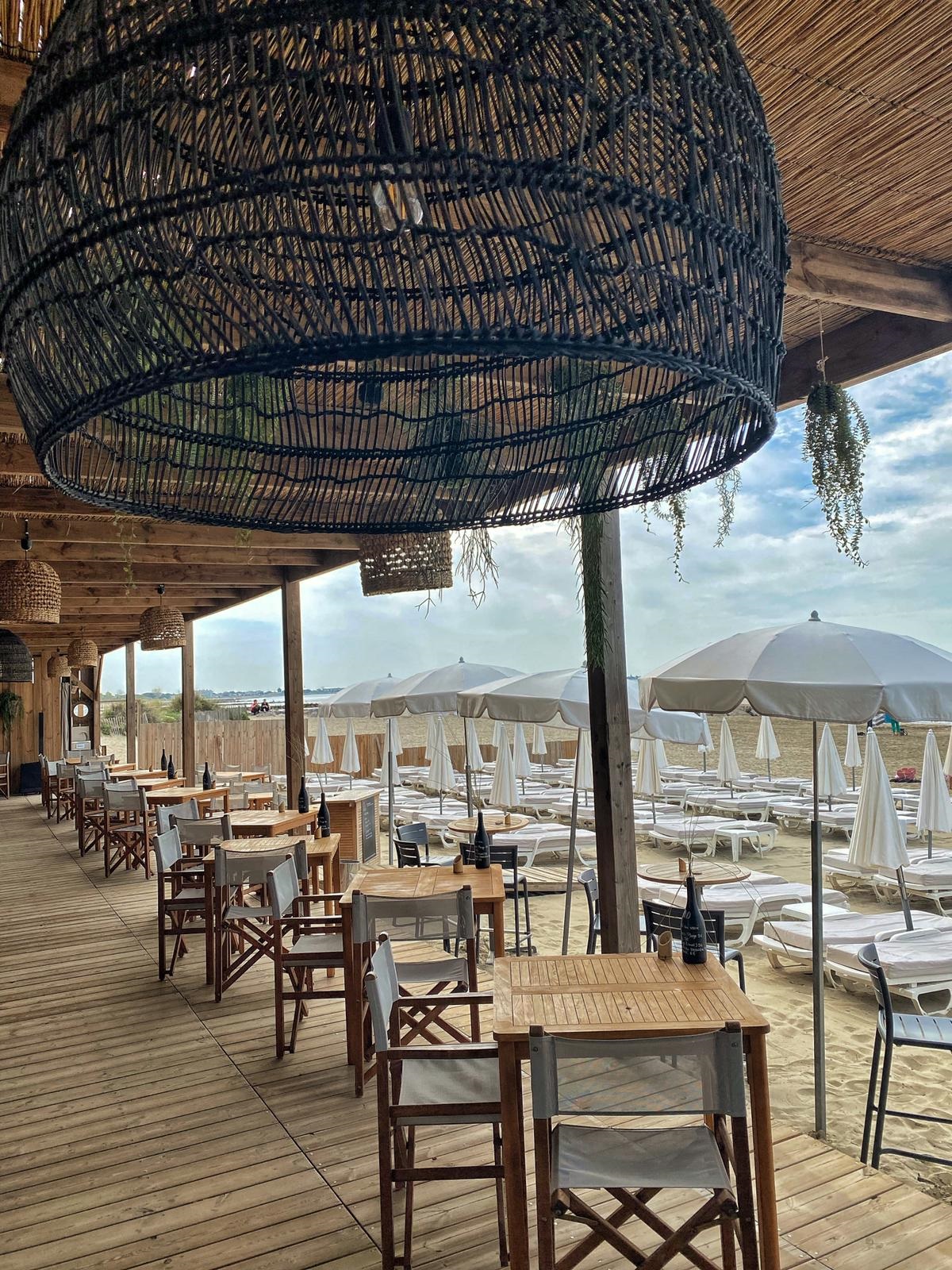 terrasse en bois bar cocobaia - plage privee la grande motte - hotel la plage