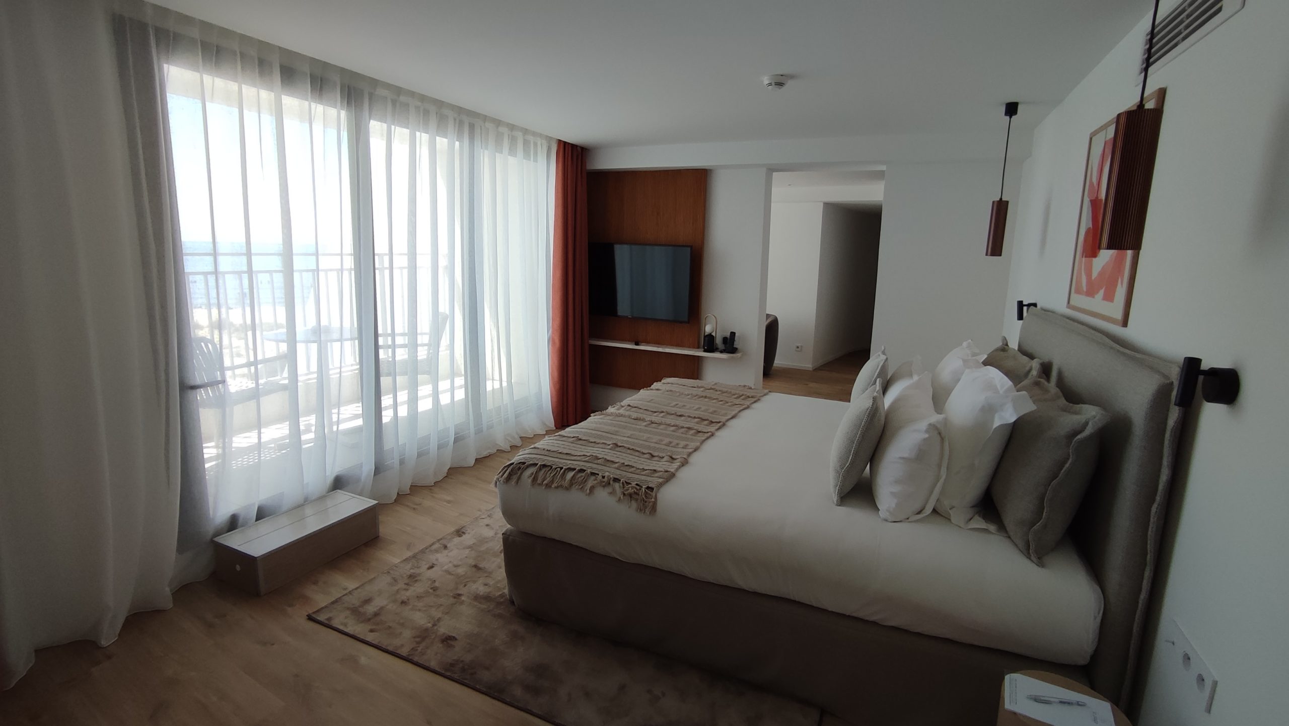 suite complete avec terrasse vue et tele - hotel bord de mer méditerranée - hotel la plage