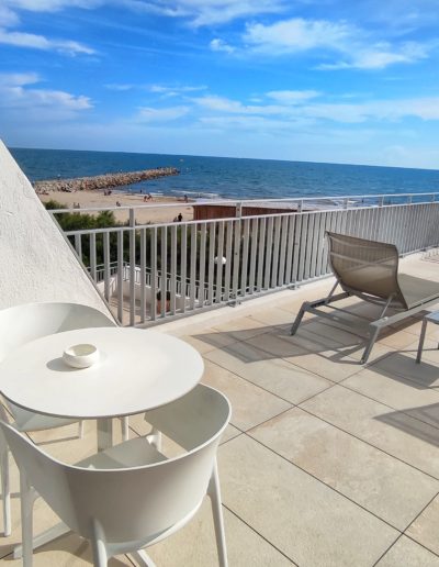 chambre deluxe avec terrasse vue sur mer - hotel 5 etoiles bord de mer - hotel la plage