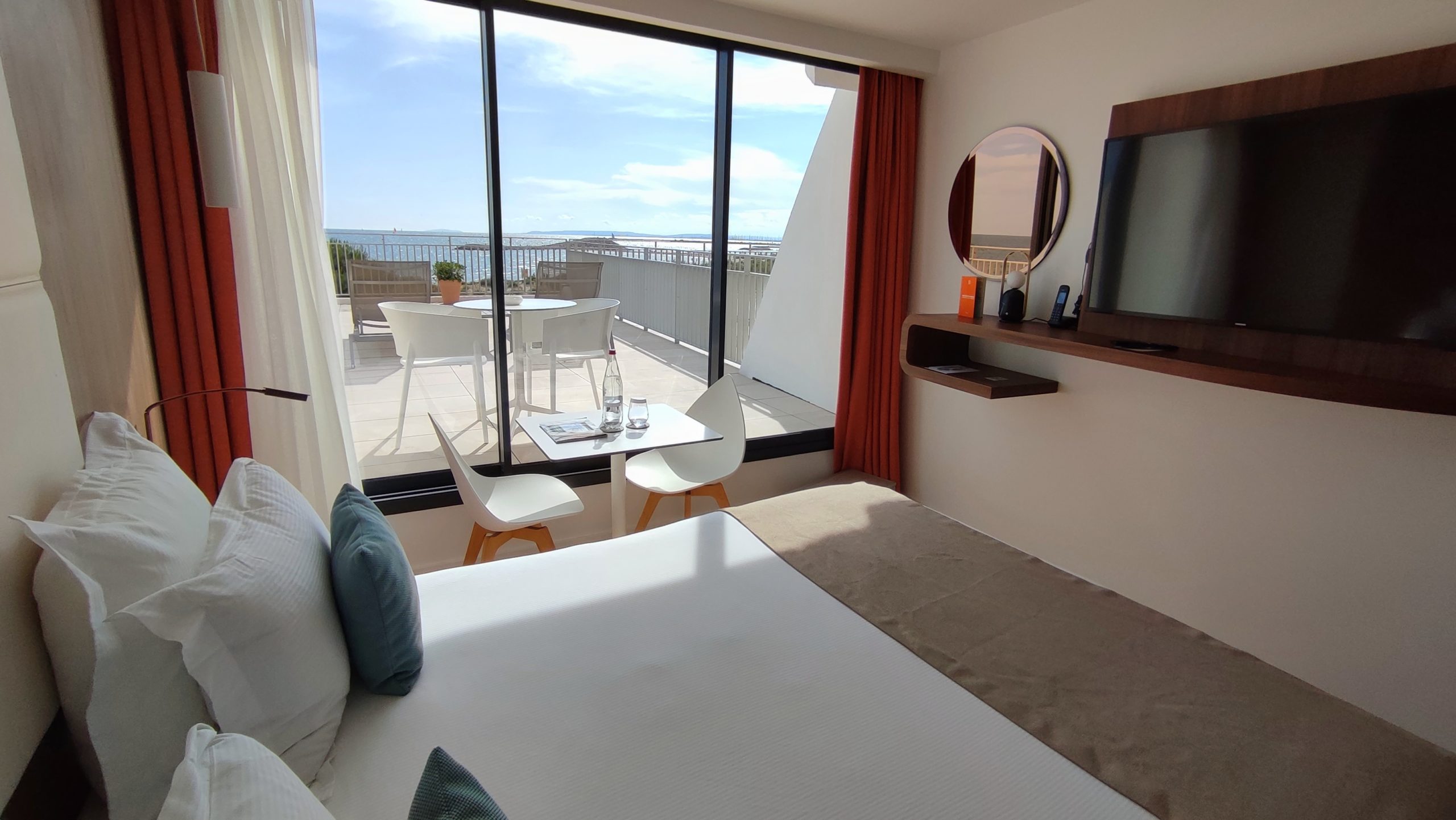 chambre avec grande terrasse vue sur la plage - hotel plage méditerranée - hotel la plage