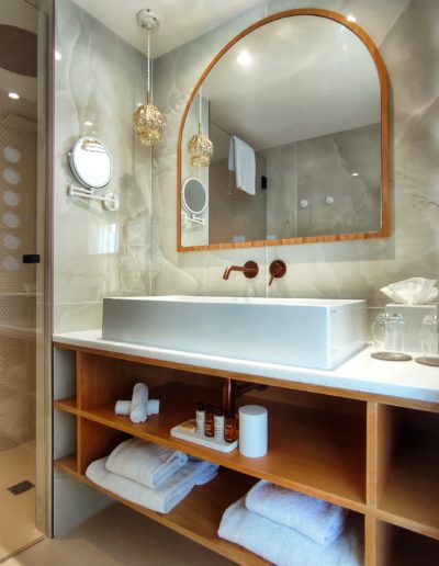 salle de bain marbre serviettes et produits de beautes - hotel 5 etoiles la grande motte - hotel la plage