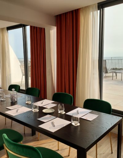 table en bois de seminaire chaises vertes- séminaire la grande motte - hotel la plage