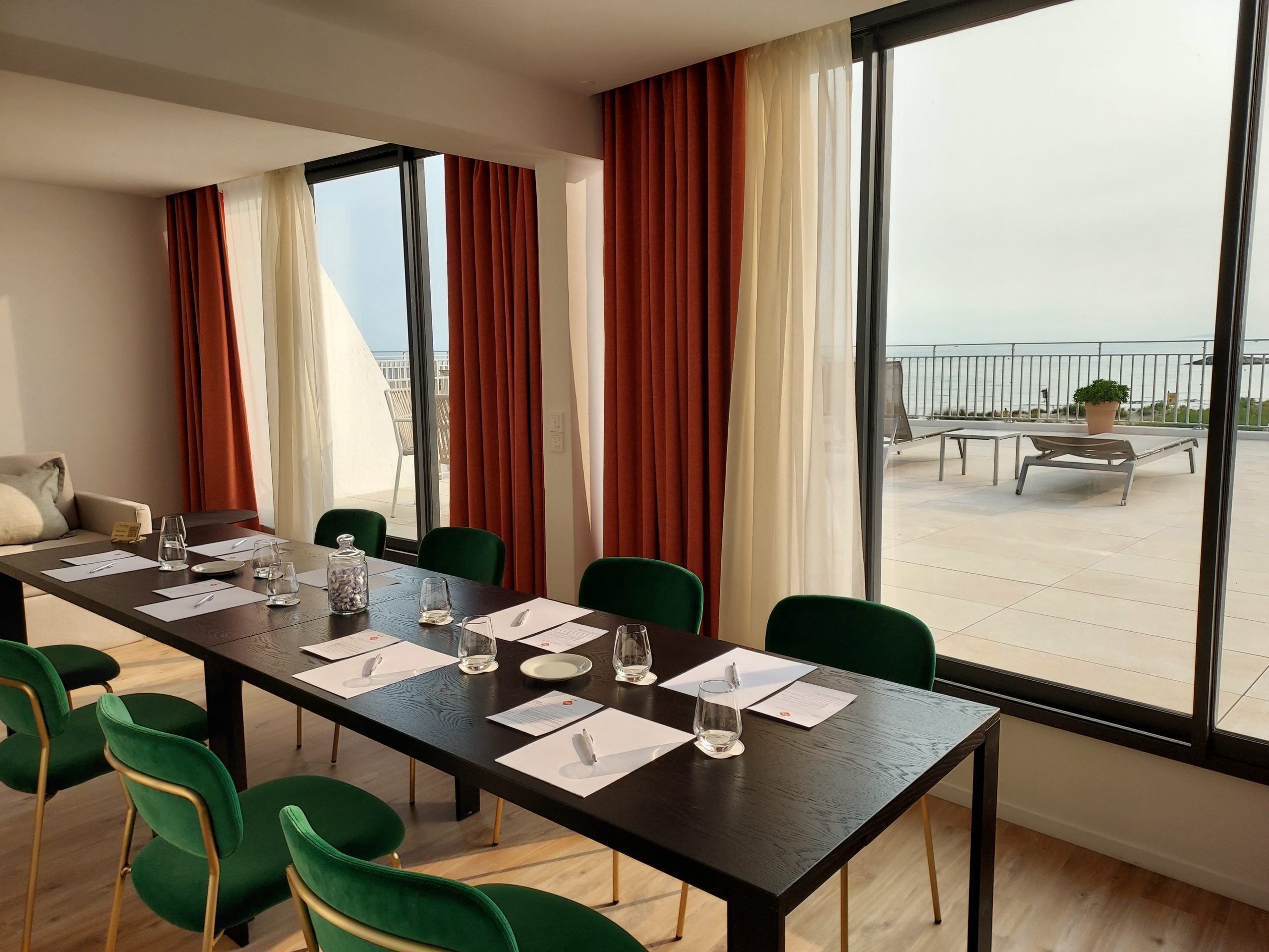 table en bois de seminaire chaises vertes- séminaire la grande motte - hotel la plage