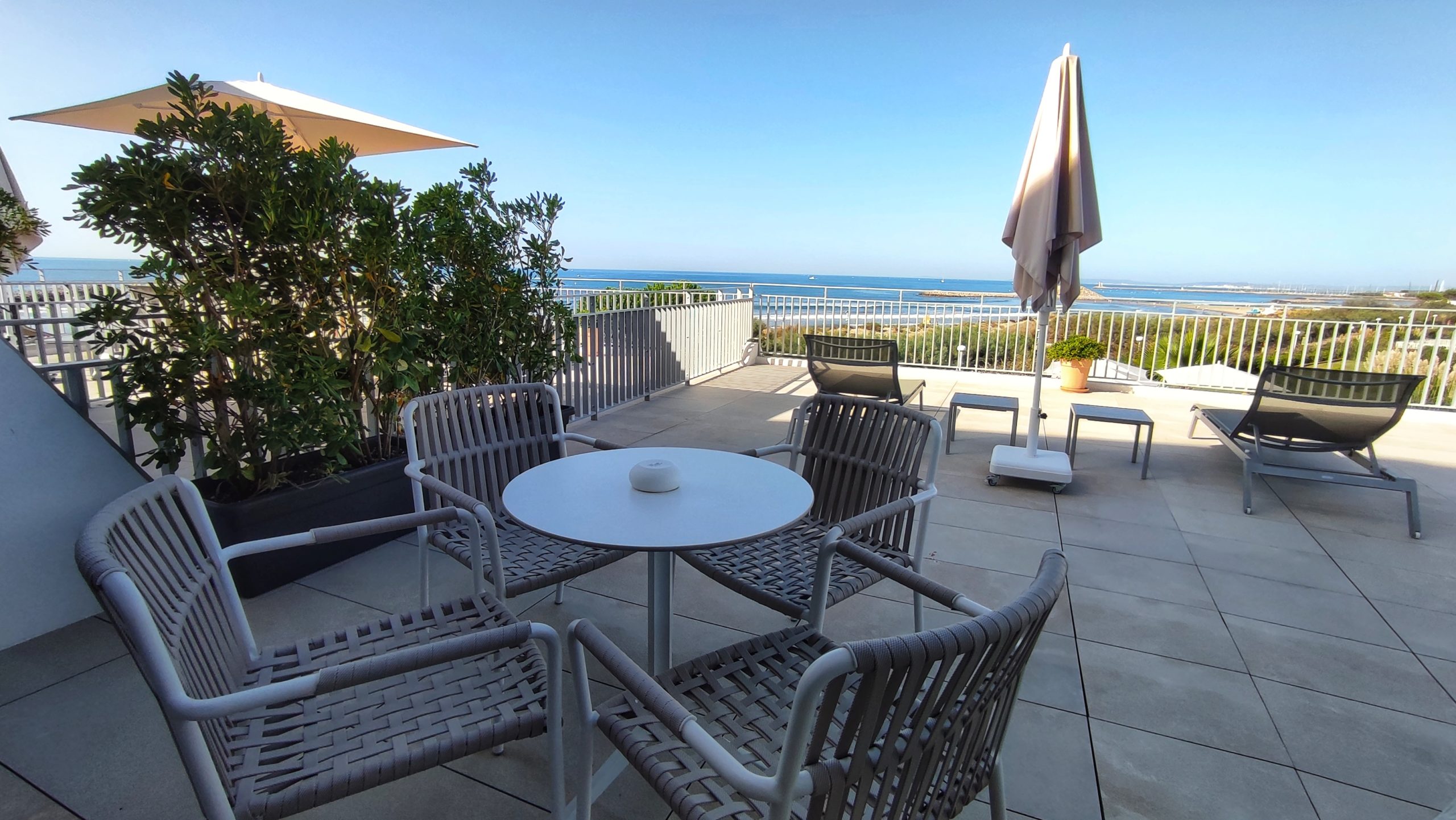 bar vue sur la mer chaises tressees - hotel plage méditerranée - hotel la plage