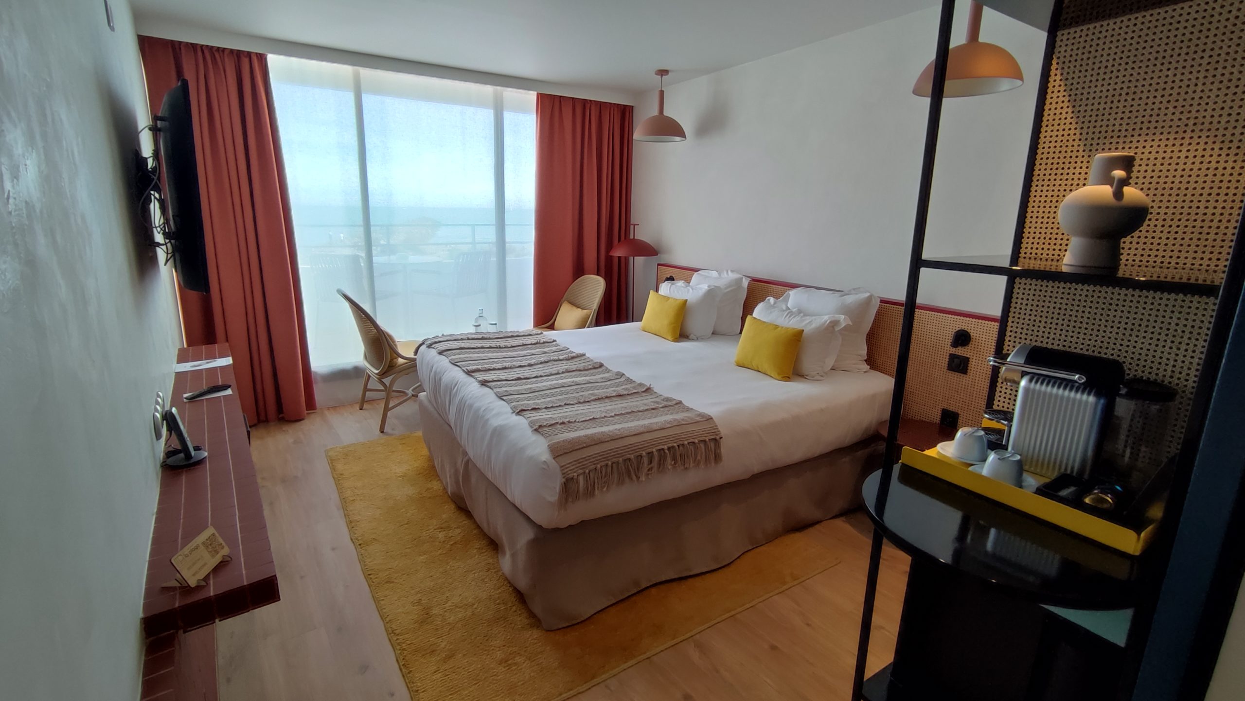 chambre lit confort decoration chaleureuse - hotel 5 etoiles la grande motte - hotel la plage