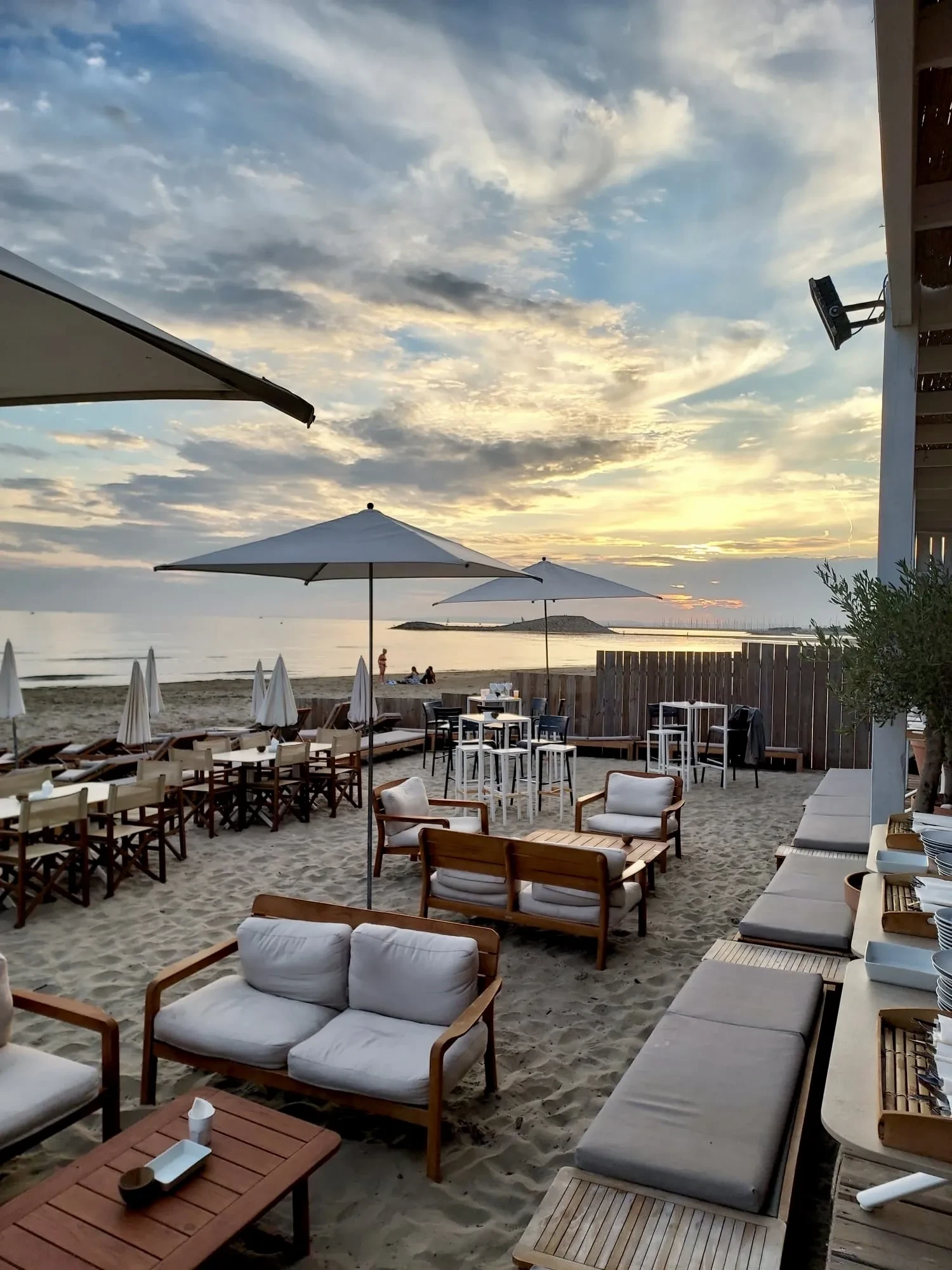 Transats sur sable avec coucher de soleil - Plage privée La Grande-Motte Montpellier - Hôtel La Plage