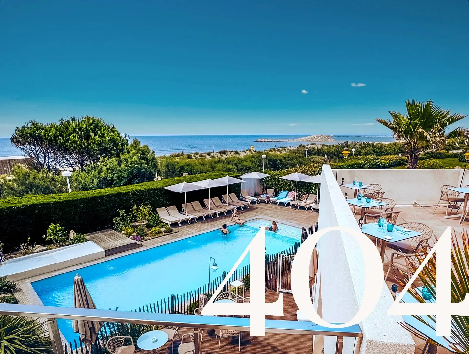 Piscine et espace bar - Hôtel la grande motte bord de mer – Hôtel La Plage