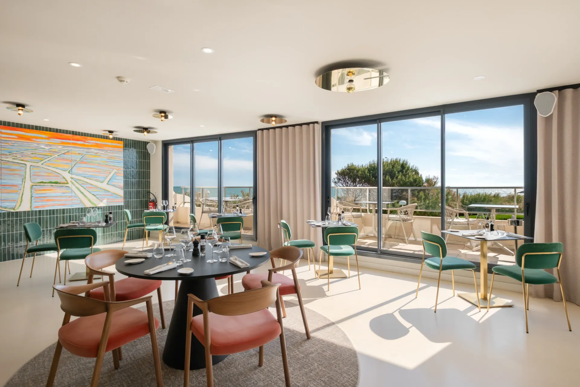 Intérieur du restaurant avec terrasse et vue mer - Restaurant bord de mer La Grande Motte – Hôtel La Plage
