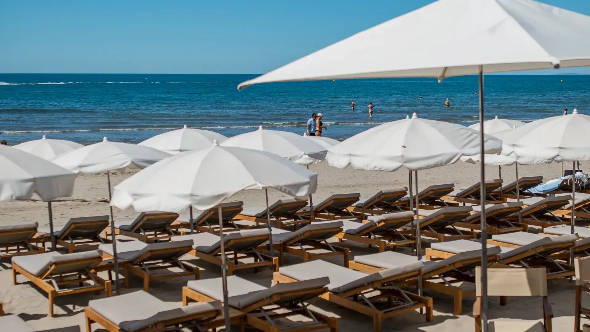 Transats en bord de mer - Plage privée La Grande-Motte Montpellier - Hôtel La Plage